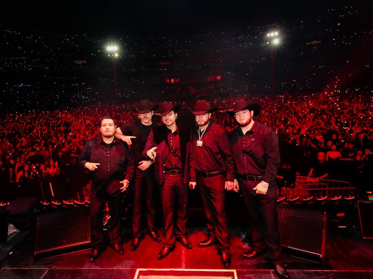 Fuerza Regida durante un concierto de estadio