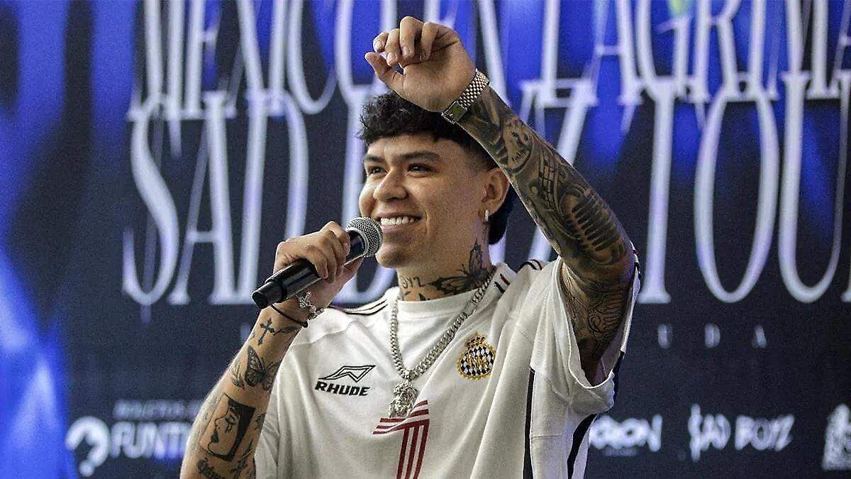 Junior H sobre un escenario durante su gira